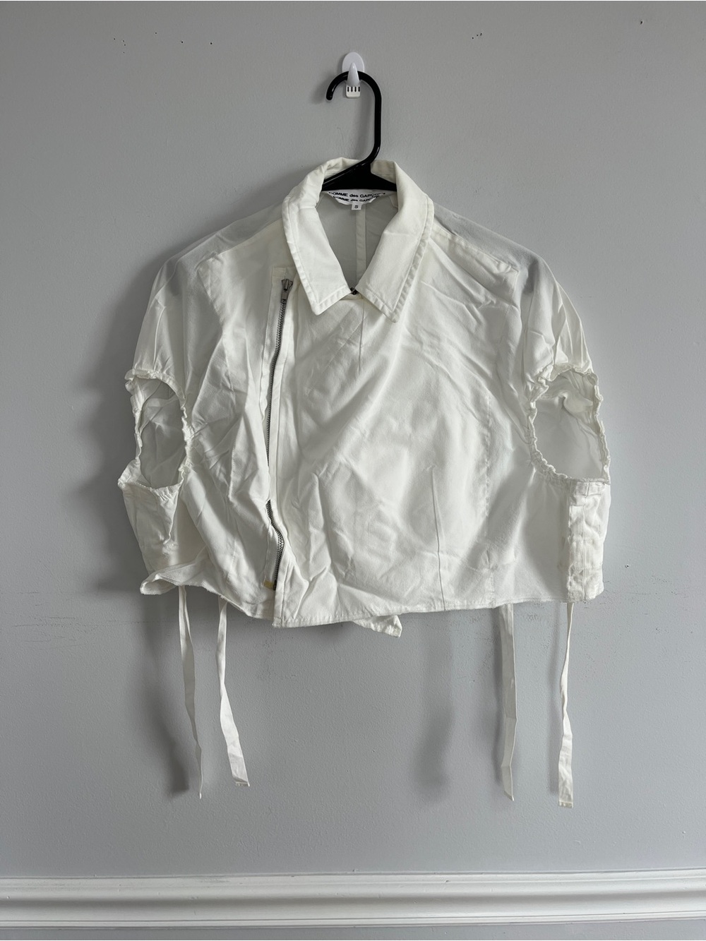 Comme des Garcons White Distressed Crop Jacket with Cutout Sleeves - Picture 1 of 3